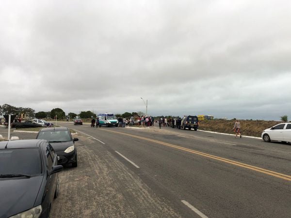 O acidente foi entre o Trevo da Lagoa do Siri com a localidade de Jacarandá, em Marataízes, e envolveu um carro e uma moto por Adriano Maratimba