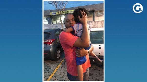 O comerciante Michael de Souza e o filho de 2 anos após o sequestro desta segunda-feira (03)