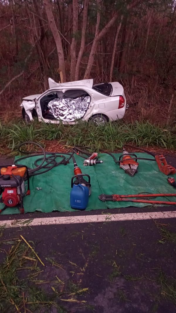 Tia e sobrinho morrem em acidente após carro bater em árvore em Aracruz por Leitor | A Gazeta