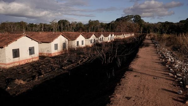 Casas construídas em Linhares pelo programa do governo federal — que deveriam ter sido entregues em 2012, mas tiveram a obra paralisada — estão se deteriorando. Em Sooretama, demora também causa prejuízos