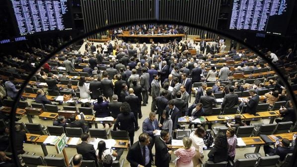Dos 10 parlamentares do Espírito Santo na Câmara dos Deputados, apenas dois votaram contra urgência, aprovada na noite de terça-feira (18)