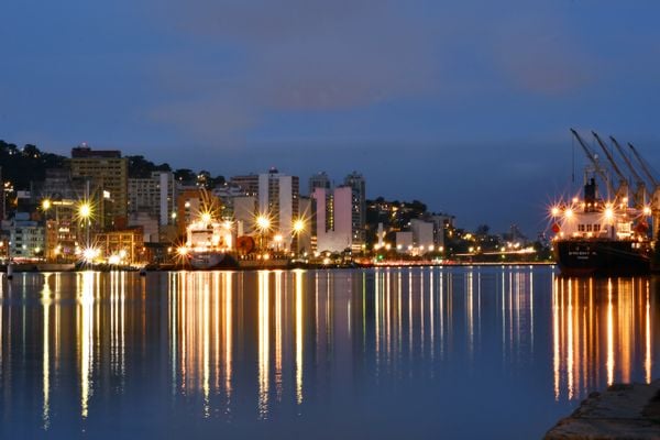 Fotografia noturna do Centro de Vitória utilizando a técnica de longa exposição
