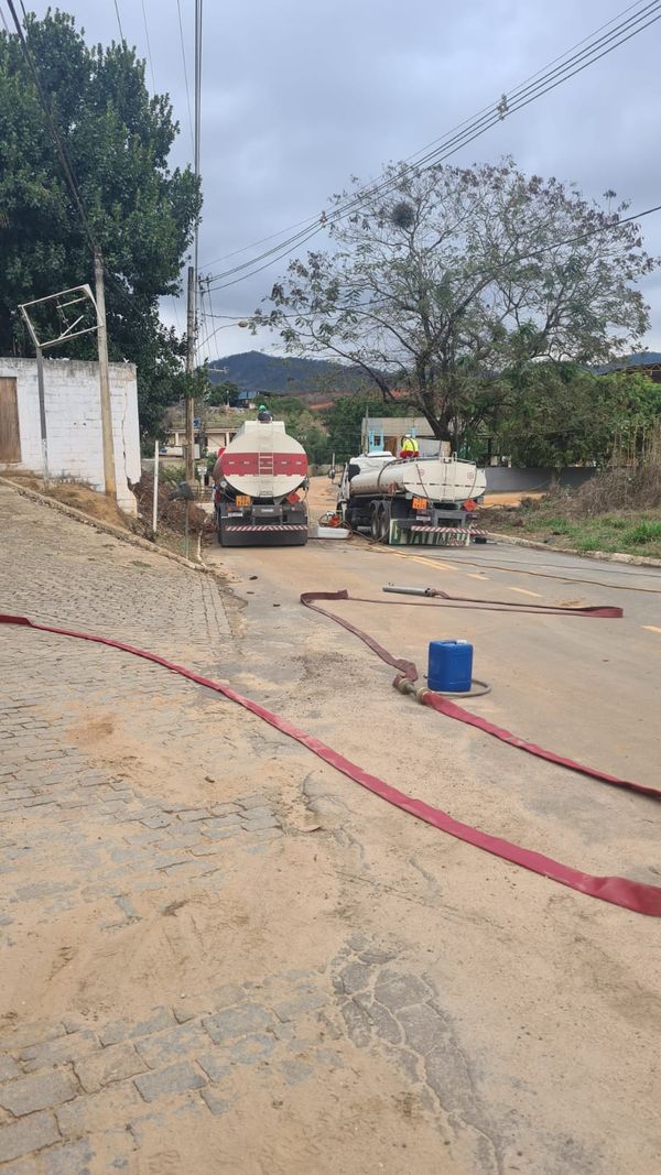 O transbordo do caminhão-tanque foi realizado por volta das 18h, no bairro São Joaquim, em Cachoeiro de Itapemirim por Divulgação \ PM