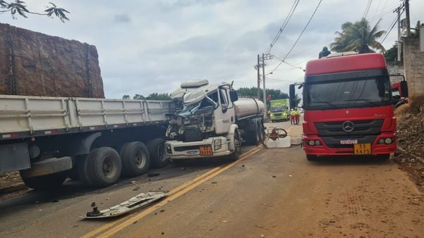 O transbordo do caminhão-tanque foi realizado por volta das 18h, no bairro São Joaquim, em Cachoeiro de Itapemirim por Divulgação \ PM