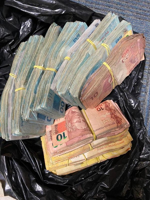 Apreensão de dinheiro, joias e escrituras em operação da PF no ES em SC por Polícia Federal