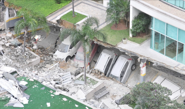 Desabamento área lazer Residencial Gran Parc ocorrida em 19 de julho de 2016  por Divulgação/leitor