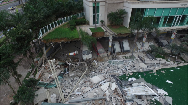 Desabamento área lazer Residencial Gran Parc ocorrida em 19 de julho de 2016  por Divulgação/leitor