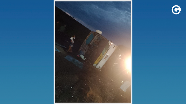 ônibus tomba e deixa 10 pessoas feridas na BR 101, em Anchieta