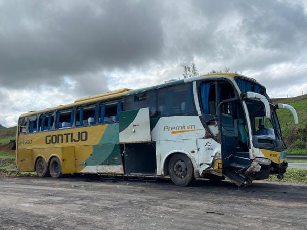O acidente ocorreu após um ônibus da empresa Gontijo tombar na BR 101, em Anchieta por Matheus Passos