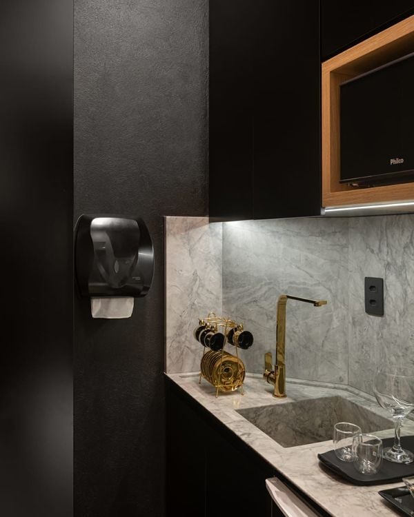 Tons foscos de preto e marrom se complementam por Projeto de Renata Modenesi