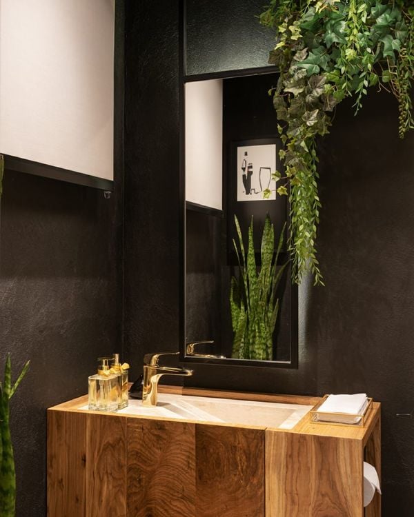 Tons foscos de preto e marrom se complementam por Projeto de Renata Modenesi