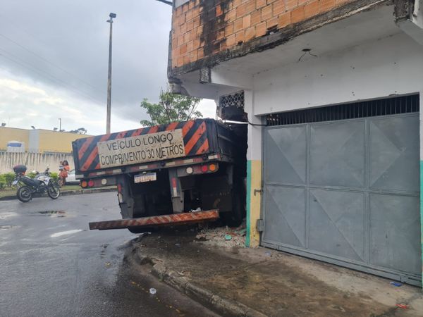 Carreta invade residência em acidente na Serra por Leitor | A Gazeta