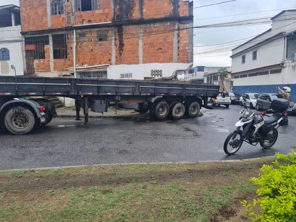 Carreta invade residência em acidente na Serra por Leitor | A Gazeta