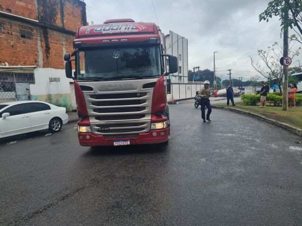Carreta invade residência em acidente na Serra por Leitor | A Gazeta