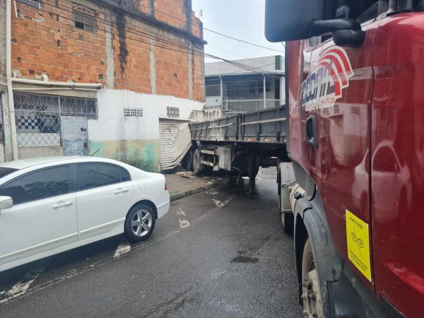 Carreta invade residência em acidente na Serra por Leitor | A Gazeta