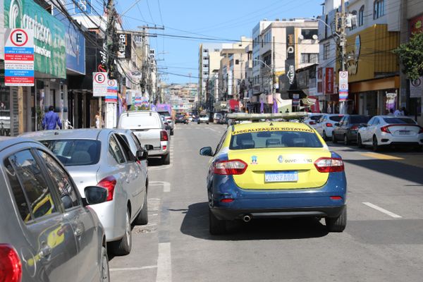 Carro da Guarda Municipal de Cariacica monitora o trânsito e identifica irregularidades