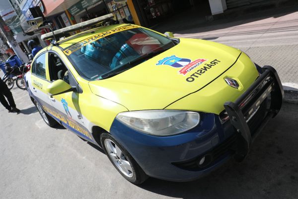 Carro da Guarda Municipal de Cariacica monitora o trânsito e identifica irregularidades por Claudio Postay