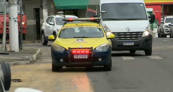 Carro é responsável por monitorar trânsito e multar condutores em Cariacica por Oliveira Alves