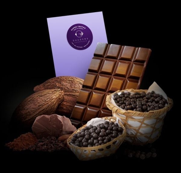 Chocolate com açaí por Reprodução @gaudenschocolate