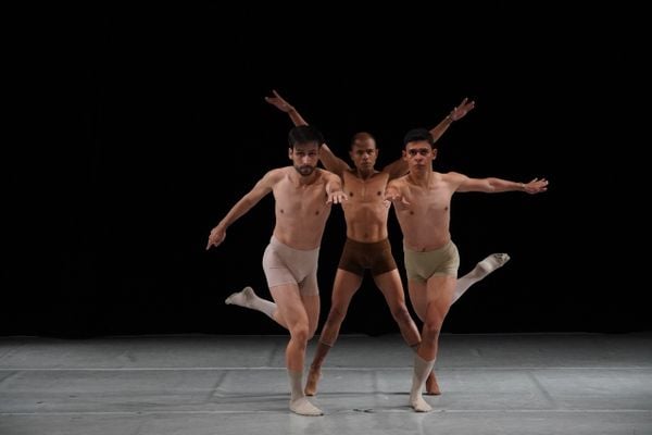 Os bailarinos Pedro de Miranda, Maurício Máximus, Gabriel Chaves durante apresentação no Danzamérica 2022, na Argentina
