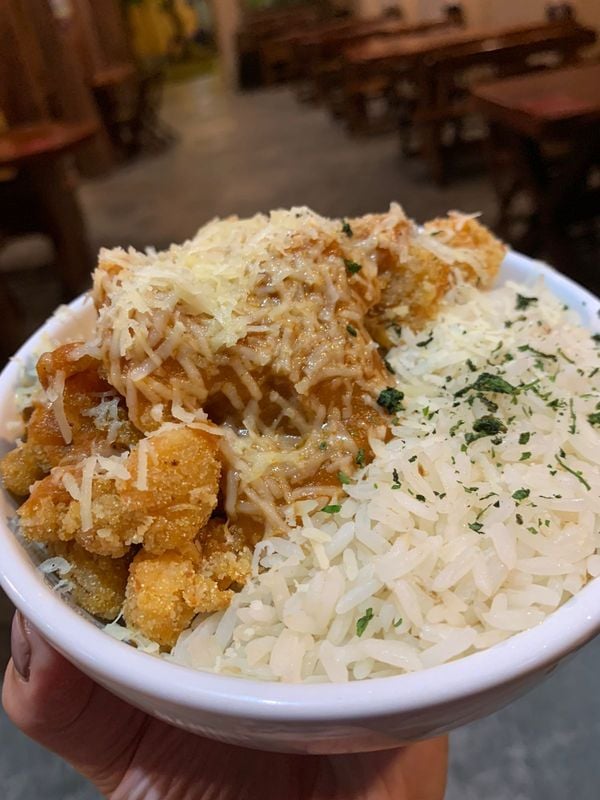 Camarão à parmegiana da barraca Comer Rezando por Festival do Camarão de Conceição da Barra