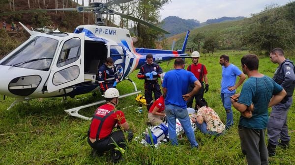 Caminhão tomba em barranco e duas pessoas ficam presas sob o veículo em Alfredo Chaves