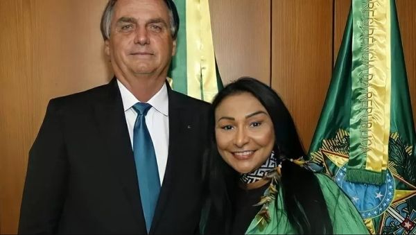Deputada eleita Silvia Waiãpi ao lado do presidente Jair Bolsonaro