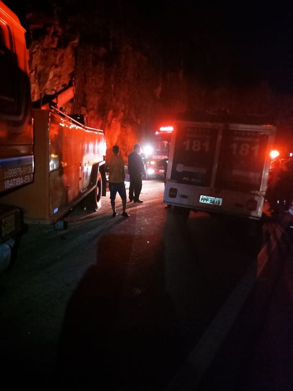 O acidente foi uma colisão envolvendo um automóvel e um caminhão na BR 262, em Ibatiba por Divulgação \ Corpo de Bombeiros
