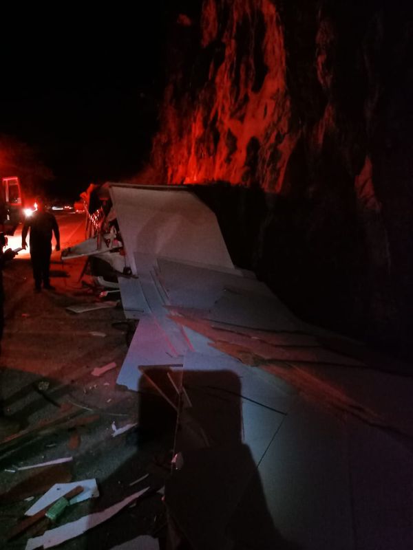 O acidente foi uma colisão envolvendo um automóvel e um caminhão na BR 262, em Ibatiba por Divulgação \ Corpo de Bombeiros