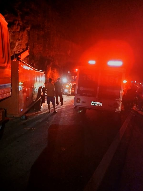 O acidente foi uma colisão envolvendo um automóvel e um caminhão na BR 262, em Ibatiba por Divulgação \ Corpo de Bombeiros