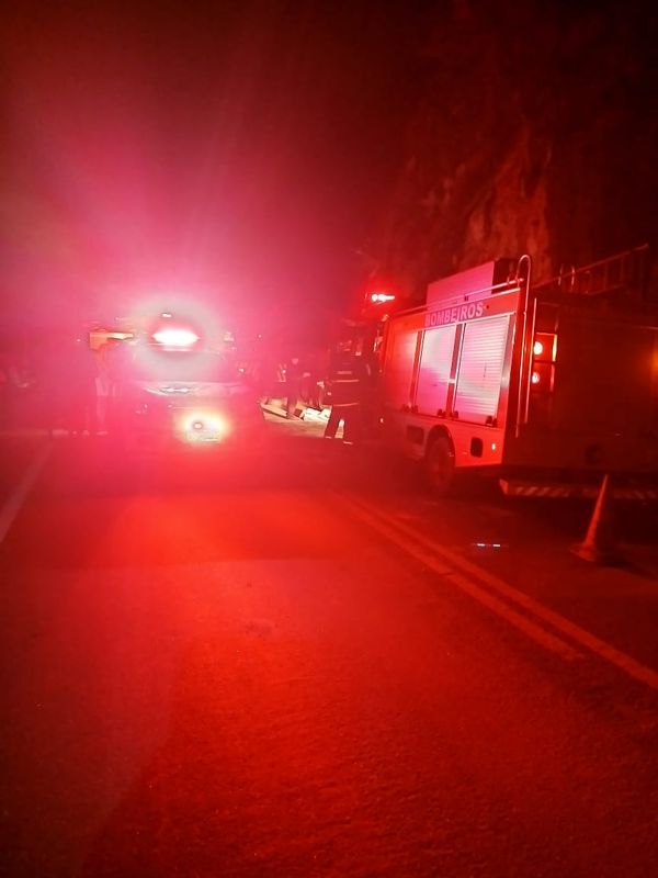 O acidente foi uma colisão envolvendo um automóvel e um caminhão na BR 262, em Ibatiba por Divulgação \ Corpo de Bombeiros