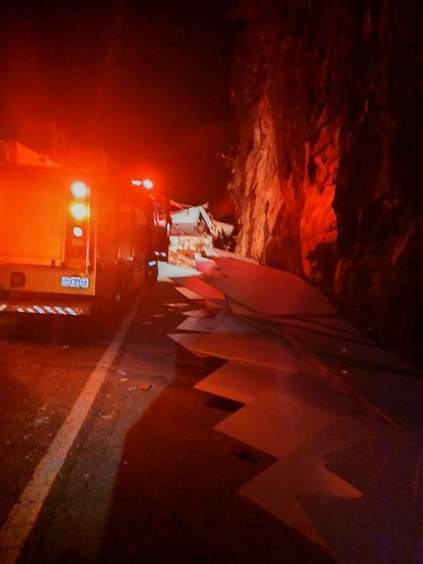 O acidente foi uma colisão envolvendo um automóvel e um caminhão na BR 262, em Ibatiba por Divulgação \ Corpo de Bombeiros