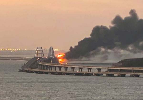 Ponte sobre o estreito de Kerch, na Crimeia, amanheceu com altas chamas após explosão
