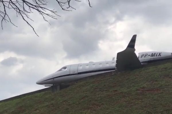 Avião de pequeno porte sai da pista no aeroporto de Congonhas.