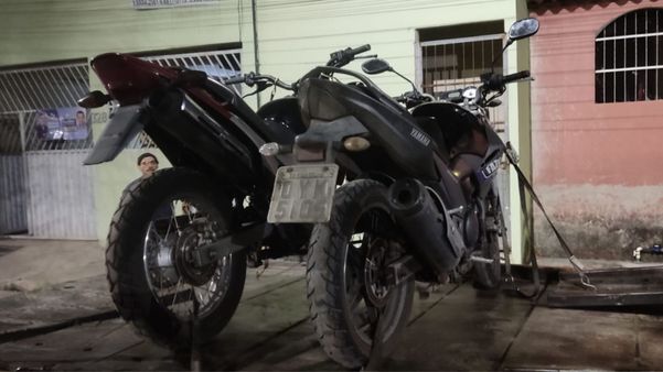 Os agentes chegaram ao local após denúncias de que homens armados estariam perto de uma casa abandonada, na noite deste sábado (8)