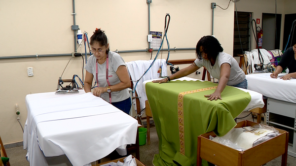 Fábrica de Colatina produz roupas de padres para todo o país