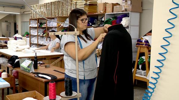 Fábrica de Colatina produz roupas de padres para todo o país