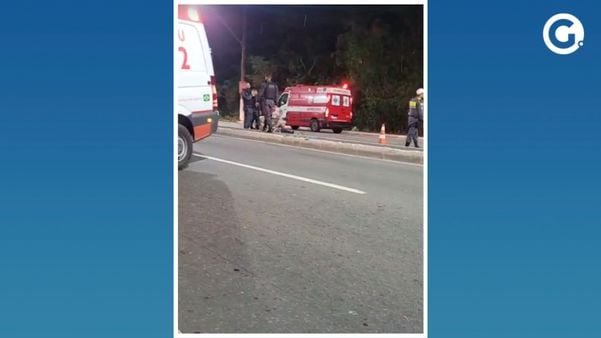 Vítima estava em uma Biz quando foi atingida por outra motocicleta; colisão aconteceu na noite deste sábado (8)