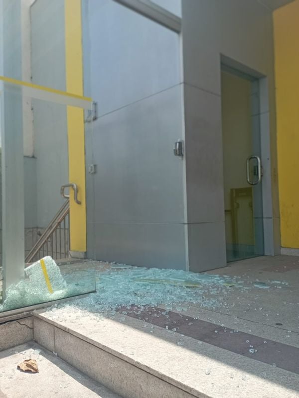 Porta de vidro do Banco do Brasil  por TV Gazeta