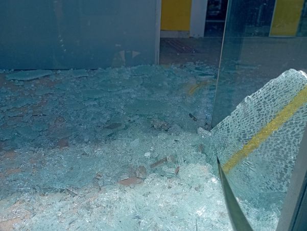 Tiros atingiram porta de banco na Serra, durante assalto por TV Gazeta