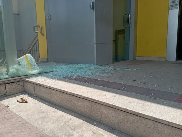 Tiros atingiram porta de banco na Serra, durante assalto por TV Gazeta