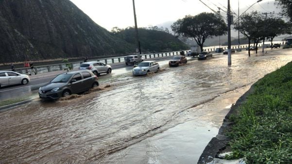 Avenida Beira-Mar ficou amanheceu completamente alagada na manhã desta segunda-feira (10)