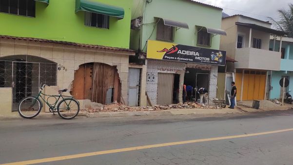 Carro atinge muro de casa e duas pessoas morrem em Pancas