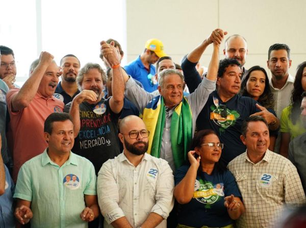 Guerino Zanon, de camisa rosa, e Aridelmo Teixeira, ao lado dele, segurando a mão de Manato, que está ao centro, em evento de apoio ao candidato do PL ao governo do ES