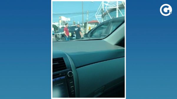 O motorista de um veículo acabou batendo na traseira do carro da corporação