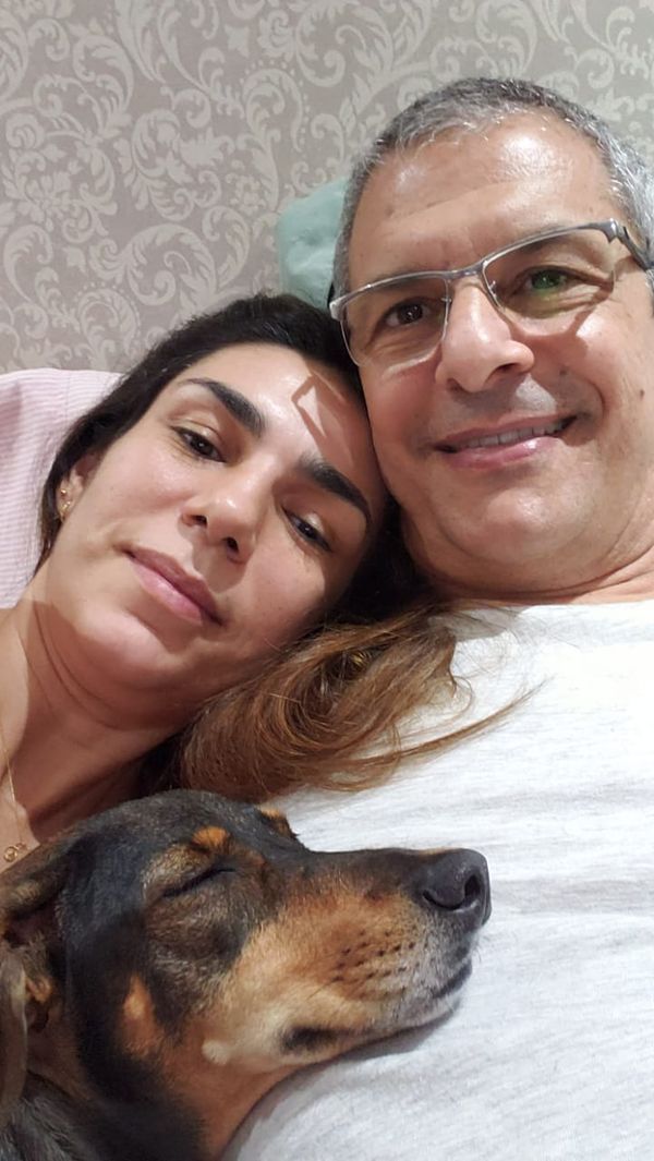 Ricardo Sued e Viviane Miguel Sued, tutores de Deca, explicam que, apesar do medo, estão confiantes na cura total da cachorrinha SRD 