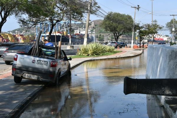 Rompimento de adutora alagou trecho da Avenida Beira-Mar próximo ao Saldanha por Fernando Madeira