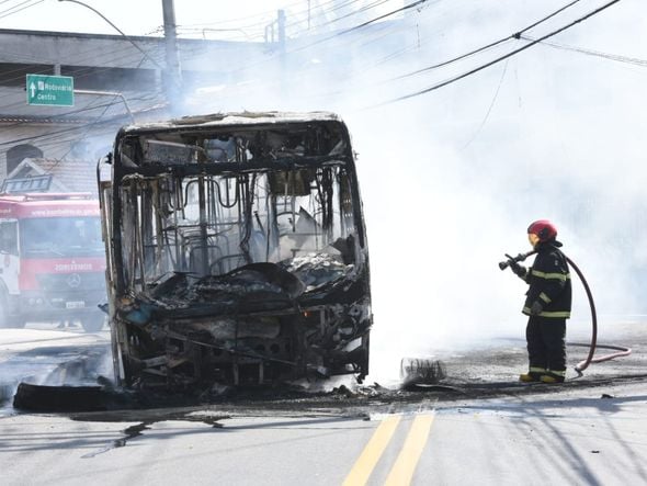 Em mais um ataque, criminosos ateiam fogo em um ônibus no bairro Santo Antônio, em Vitória. Foto: Carlos Alberto Silva por Carlos Alberto Silva