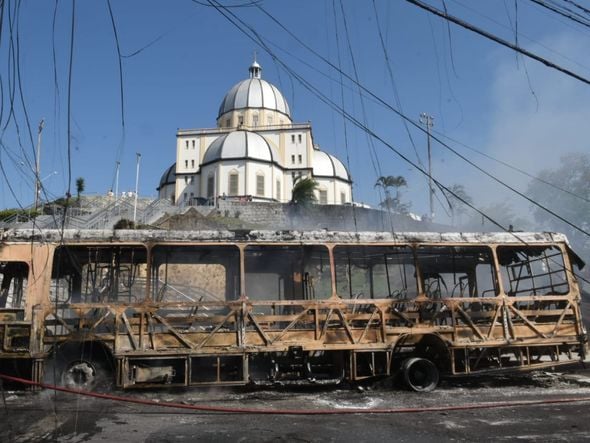 Ônibus ficou completamente destruído após ataque de criminosos . Foto: Carlos Alberto Silva por Carlos Alberto Silva