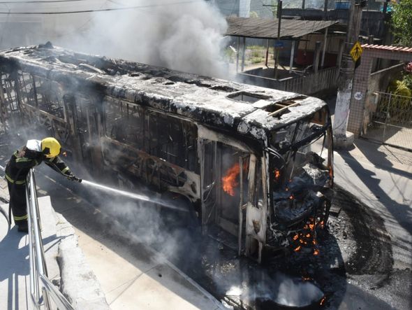 Trabalho do Corpo de Bombeiros para conter incêndio em ônibus no bairro Santo Antônio, em Vitória. Foto: Carlos Alberto Silva por Carlos Alberto Silva